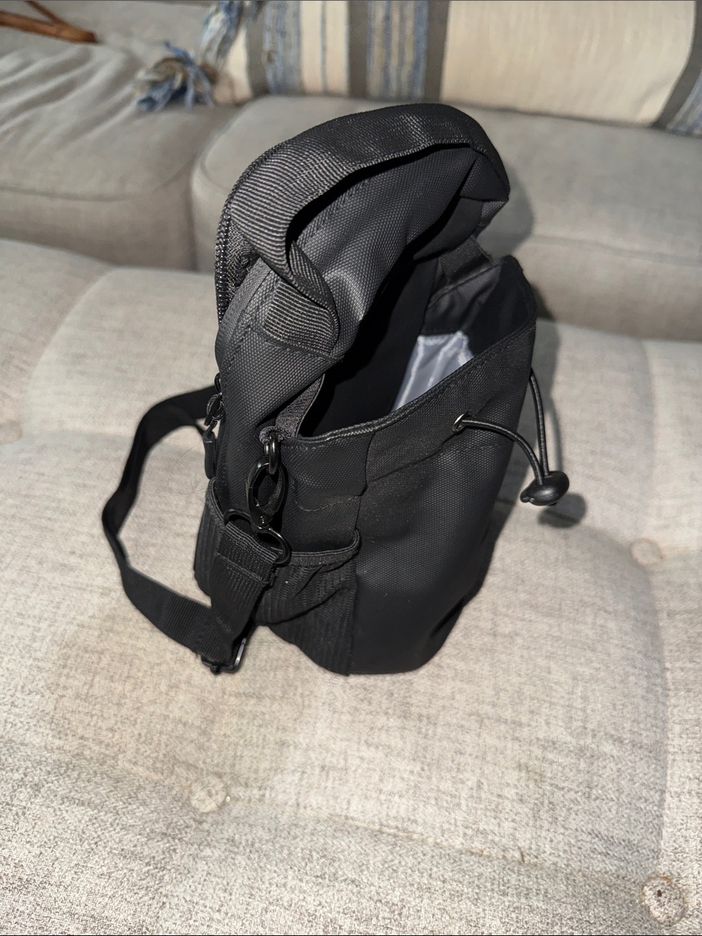 HoldTheGear - Magnetic Off-The-Floor Gym Bag